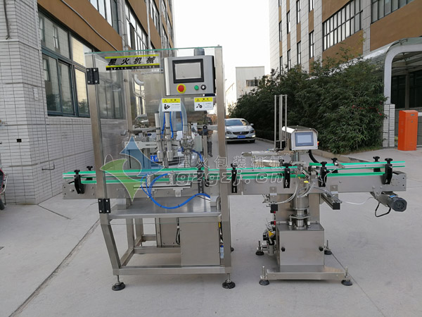 雙頭醬料灌裝旋蓋一體機